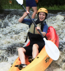 girl-ejnoying-kayaking